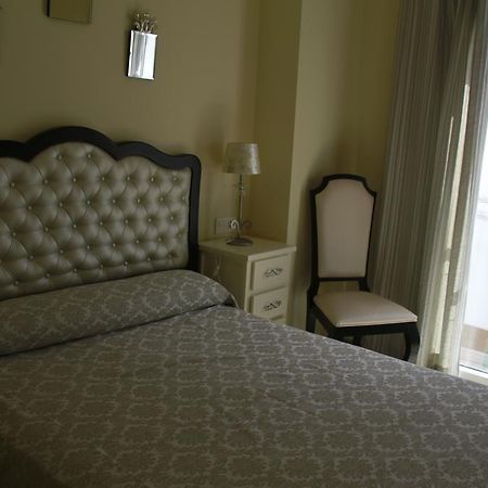 Hotel Hostal Flor De Lis- Lojo à Conil De La Frontera Extérieur photo